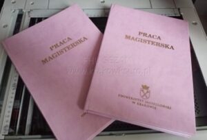Oprawa różowa twarda.